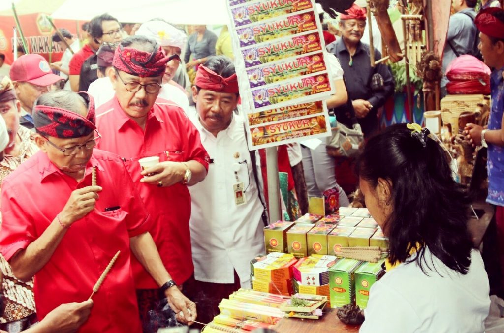 Koster Meninjau Produk Lokal Bali